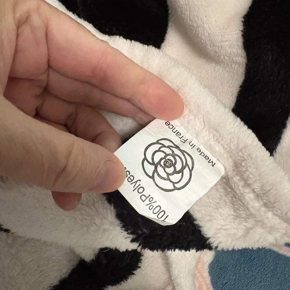 CHANEL Black and White camellia Blanket - Picture 8 of 8
